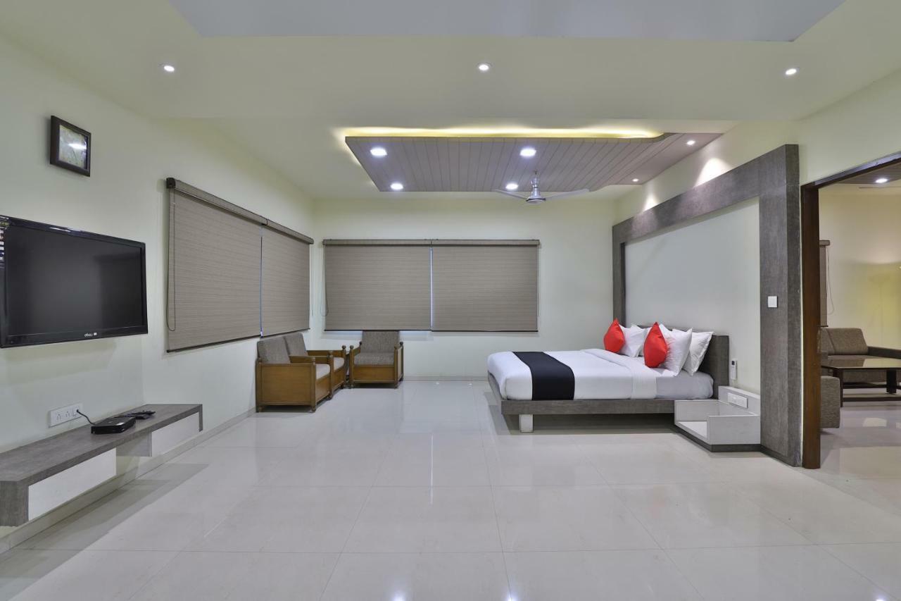Capital O 47284 Atithi Resort Bharuch Eksteriør billede