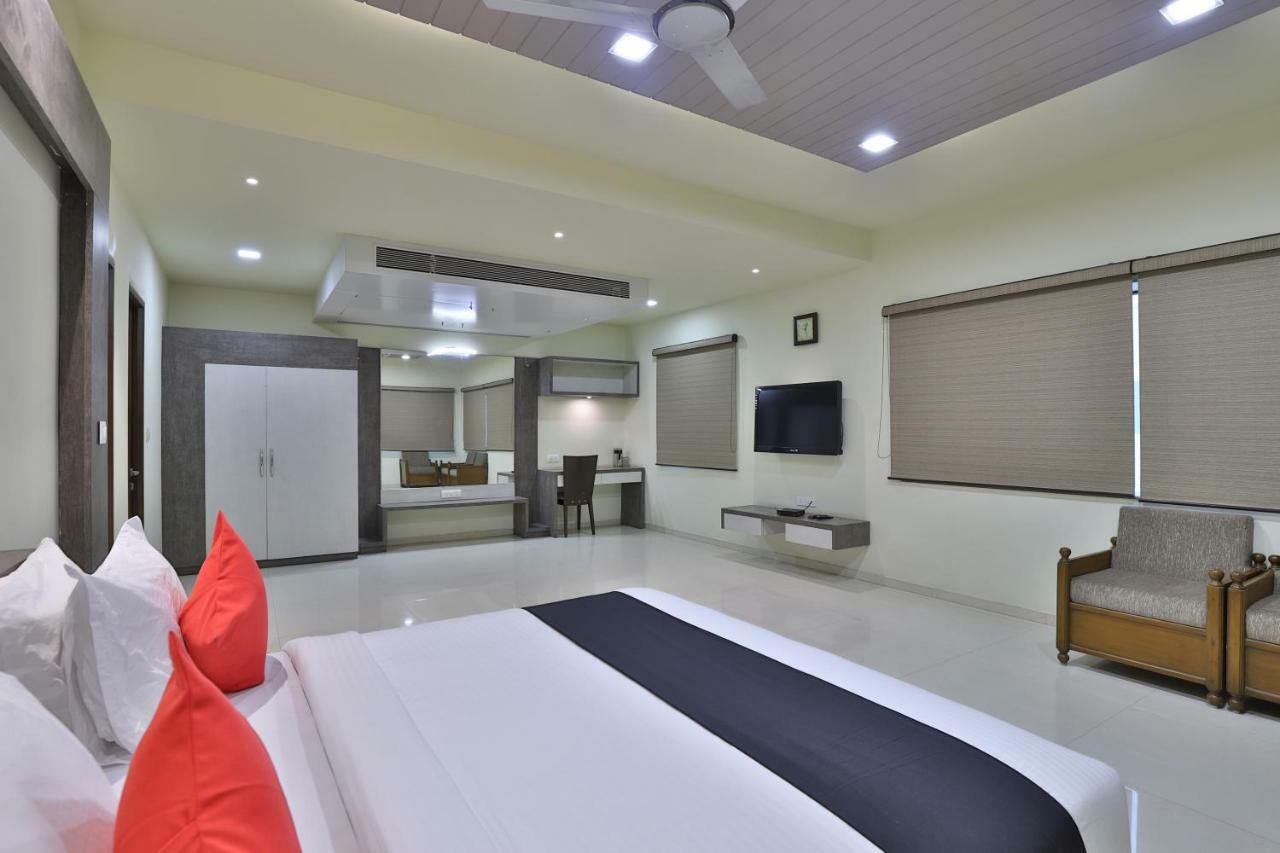 Capital O 47284 Atithi Resort Bharuch Eksteriør billede