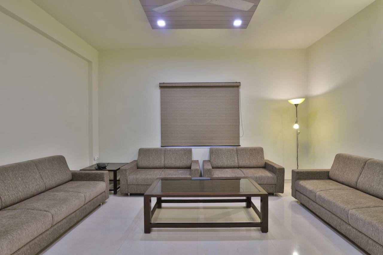 Capital O 47284 Atithi Resort Bharuch Eksteriør billede
