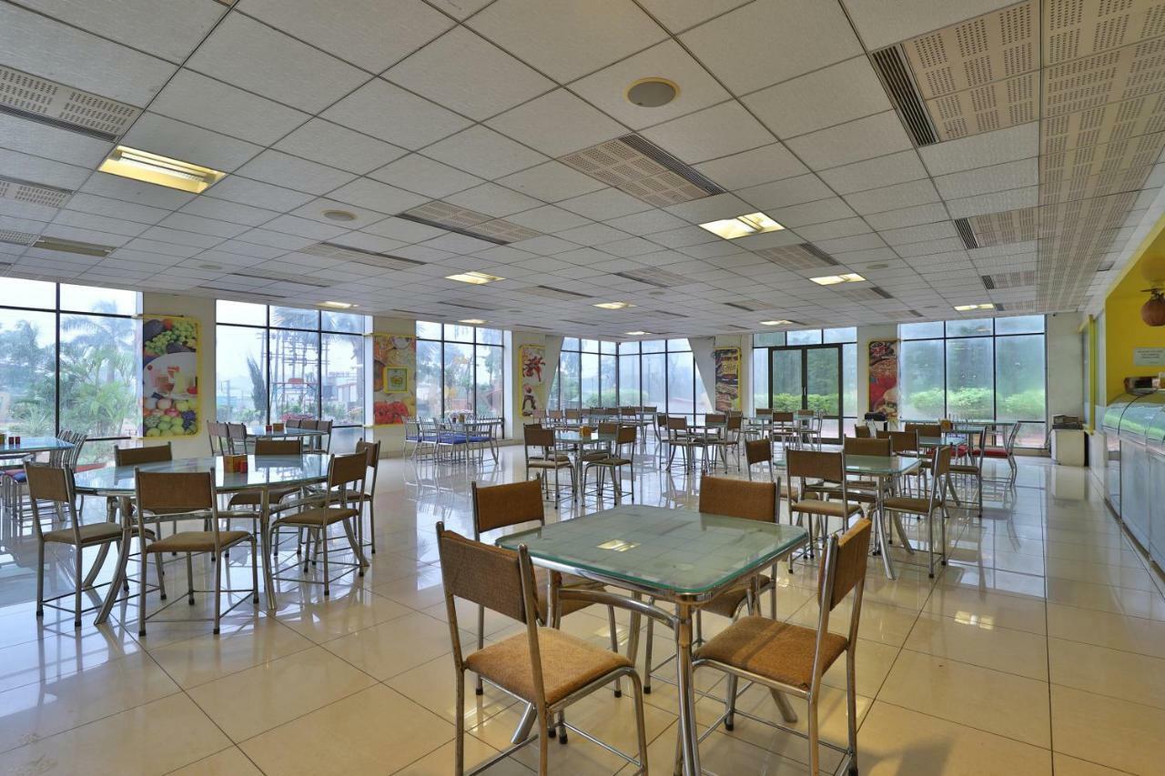 Capital O 47284 Atithi Resort Bharuch Eksteriør billede