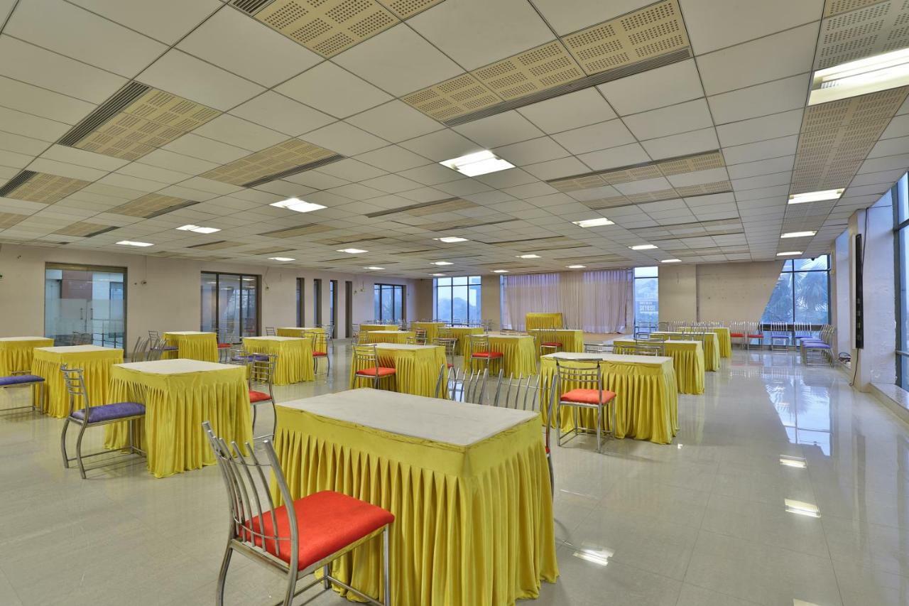 Capital O 47284 Atithi Resort Bharuch Eksteriør billede