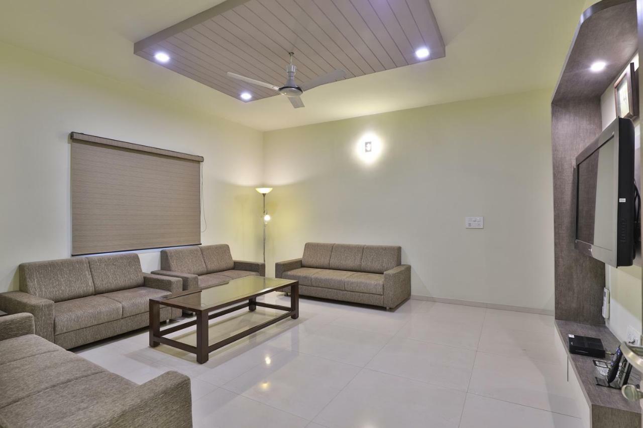 Capital O 47284 Atithi Resort Bharuch Eksteriør billede