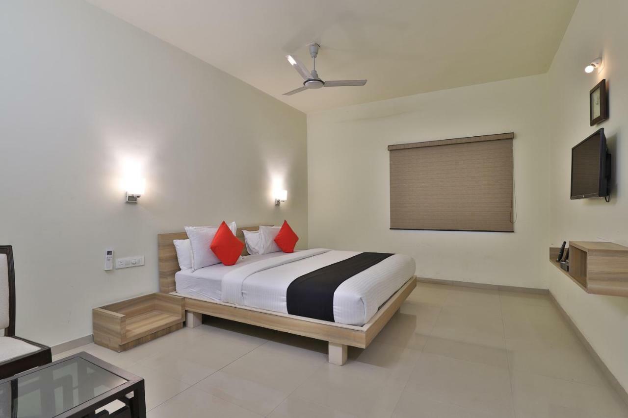 Capital O 47284 Atithi Resort Bharuch Eksteriør billede
