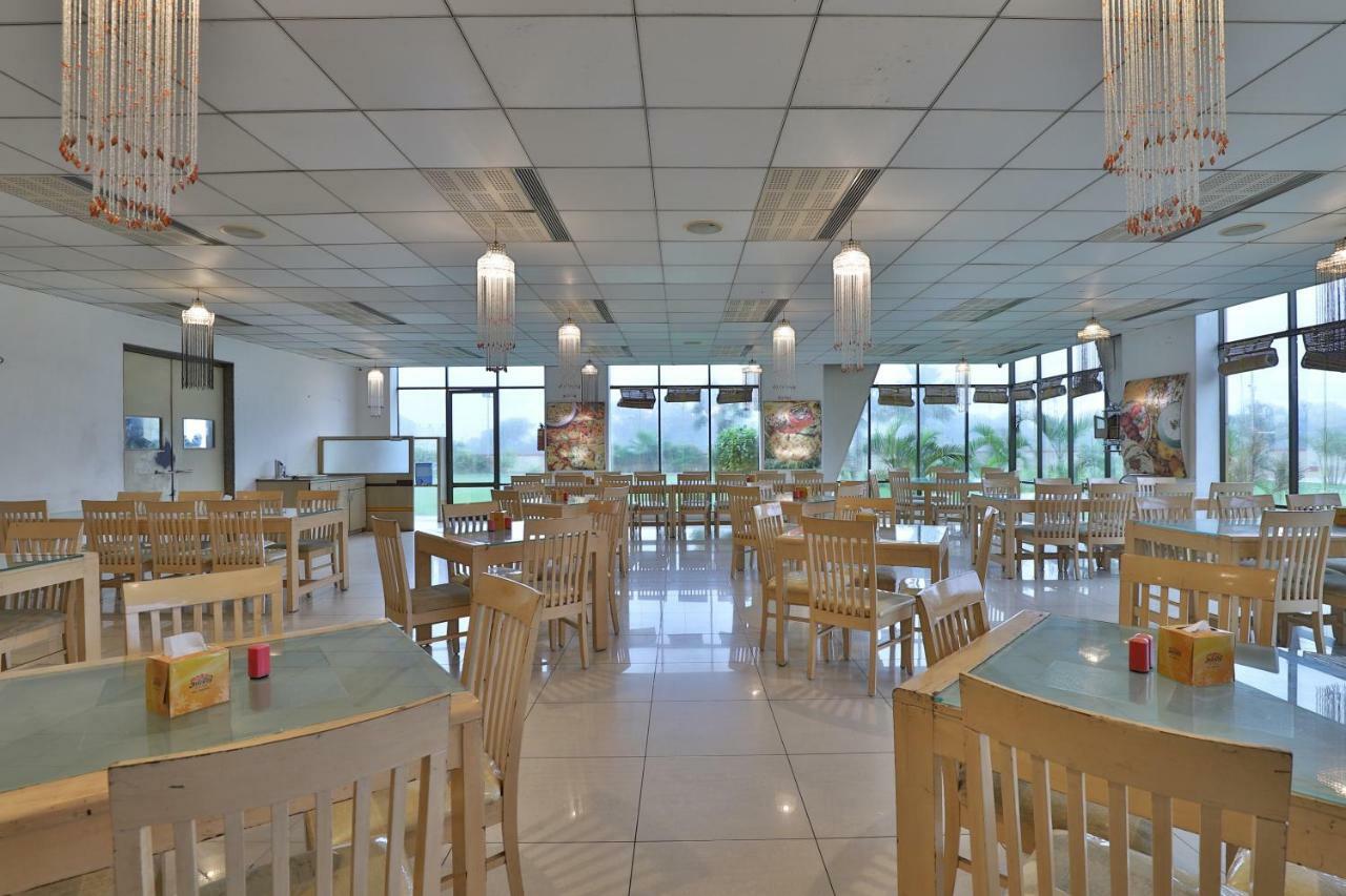 Capital O 47284 Atithi Resort Bharuch Eksteriør billede